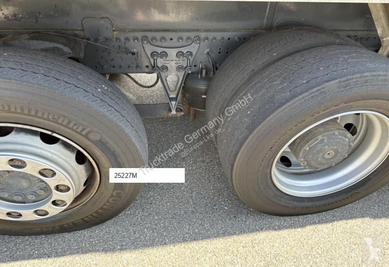 Veicolo per la pulizia delle strade Mercedes...
