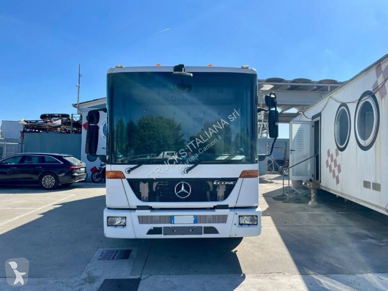 Veicolo per la pulizia delle strade Mercedes