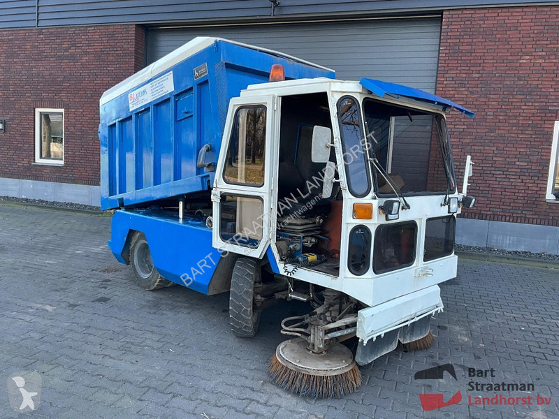 Gemeentevoertuig Hofmans HMF 400 veegmachine.