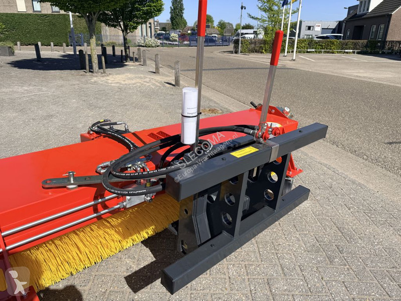 آلة لصيانة الطرق  K600-240 Veegmachine