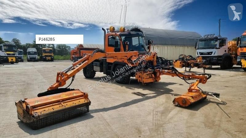 آلة لصيانة الطرق Mercedes Unimog U400