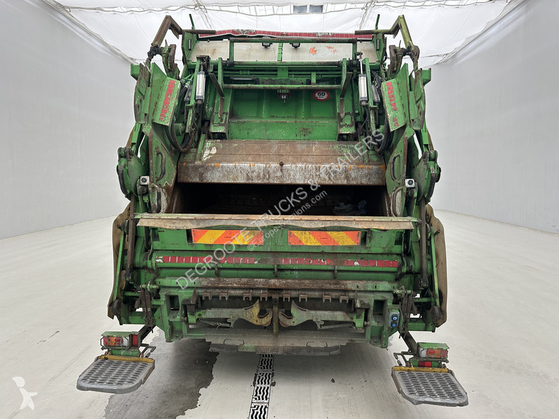 Engin de voirie MAN 26.320