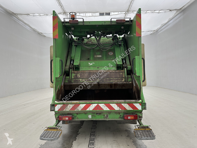 آلة لصيانة الطرق Volvo 300 - 6x2