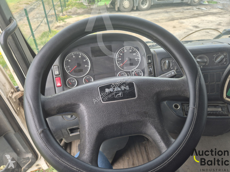 Engin de voirie MAN 18.250