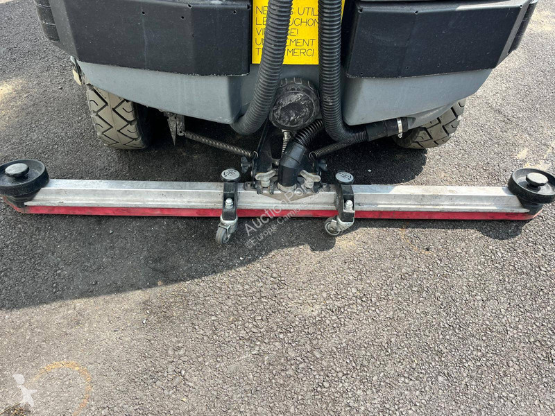 Engin de voirie Kärcher B 250 R120