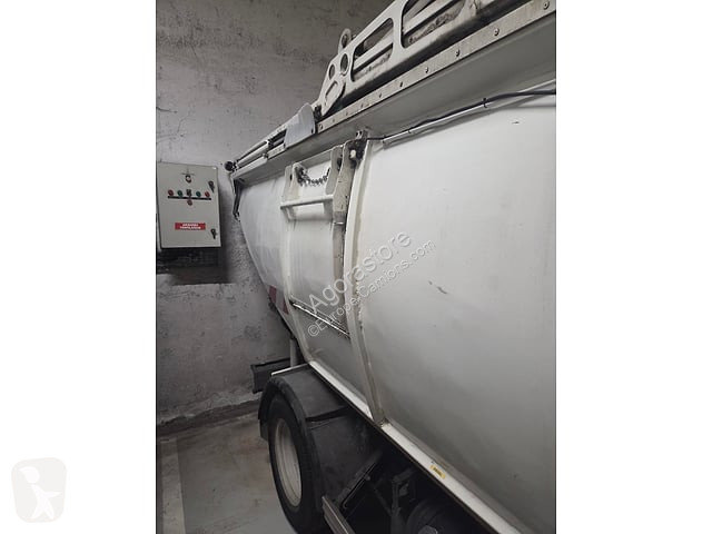 Veicolo per la pulizia delle strade Isuzu...