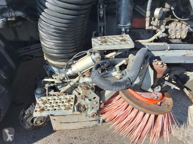 Engin de voirie Renault 220 DCI