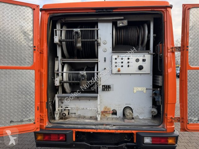آلة لصيانة الطرق Mercedes Vario 818D...