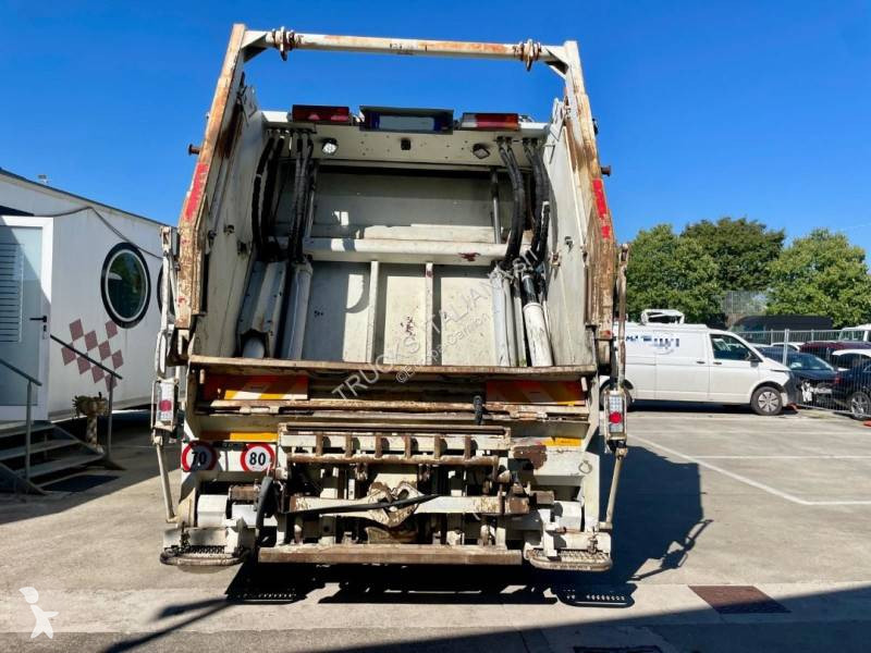 Veicolo per la pulizia delle strade Mercedes