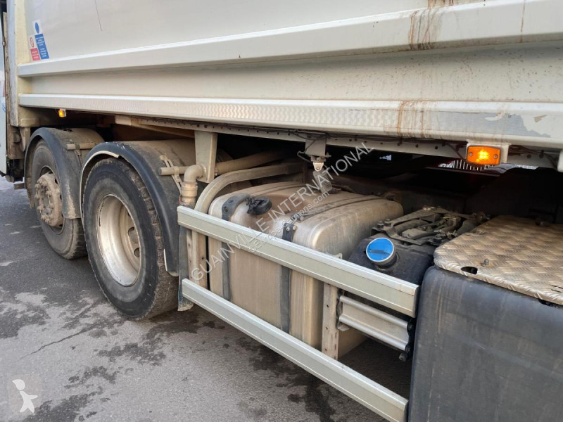 آلة لصيانة الطرق Scania 320
