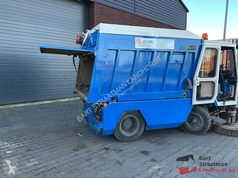 Gemeentevoertuig Hofmans HMF 400 veegmachine.
