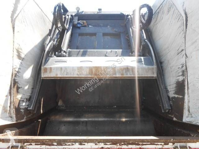 آلة لصيانة الطرق Iveco