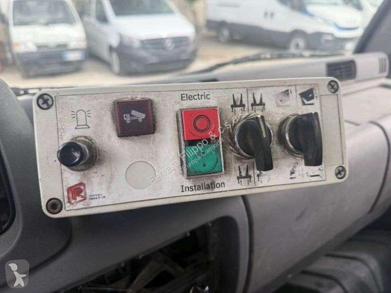 آلة لصيانة الطرق Nissan