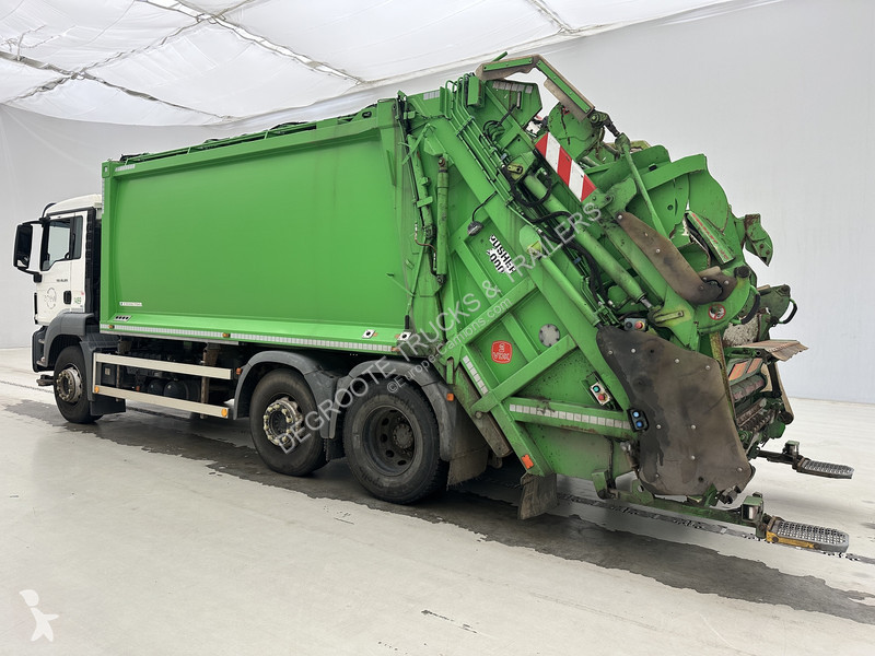 Engin de voirie MAN 26.320