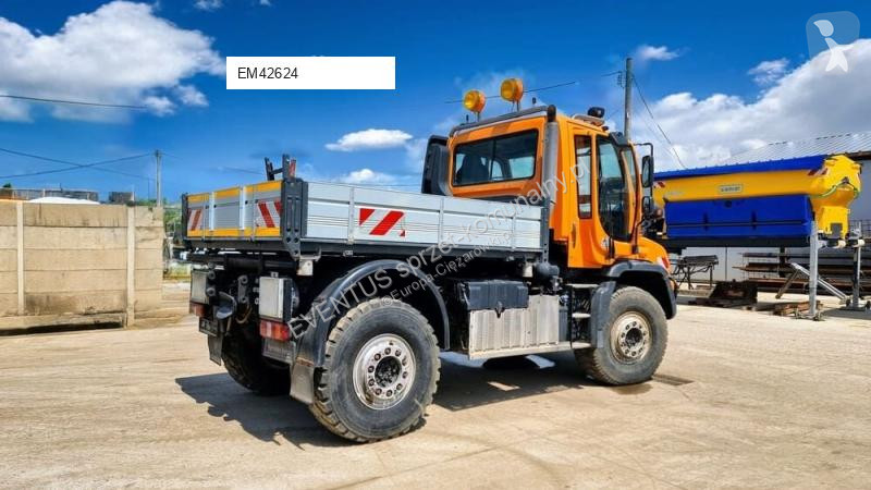 آلة لصيانة الطرق Mercedes Unimog U527