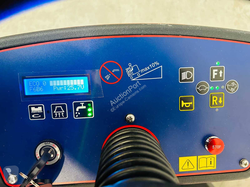 Vehículo de limpieza viaria  NR810