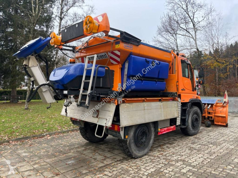 Engin de voirie Unimog