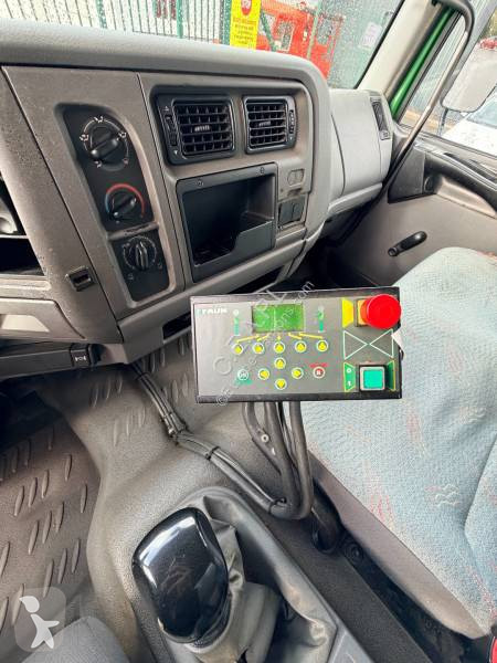 آلة لصيانة الطرق Renault 220 DCI
