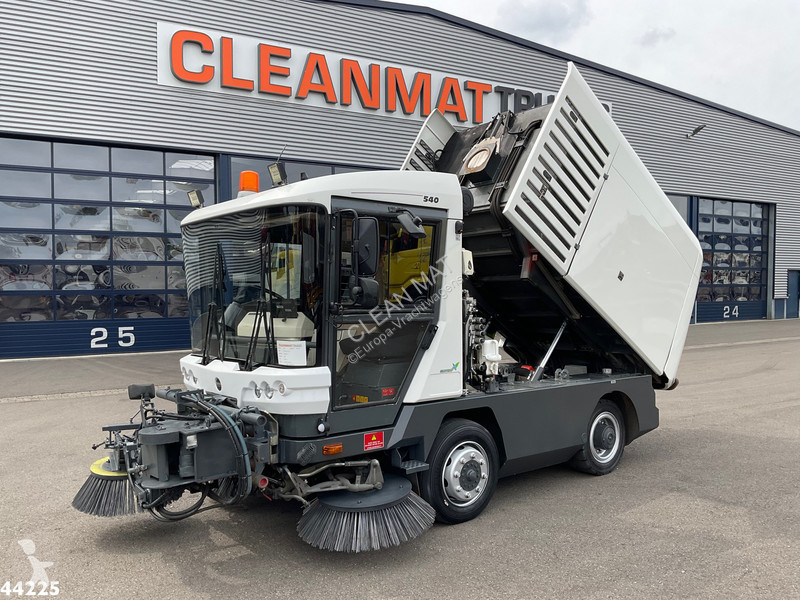 Vägmaskiner Ravo 540 with 3-rd brush