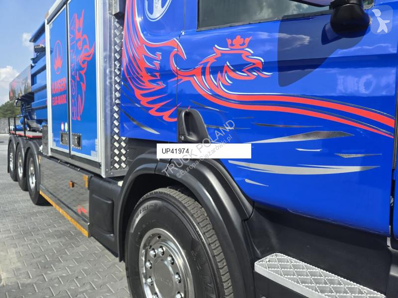 Veicolo per la pulizia delle strade Scania...