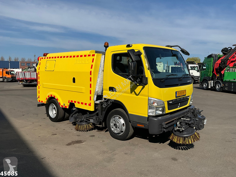 Gemeentevoertuig Mitsubishi 7C15 Brock sweeper...