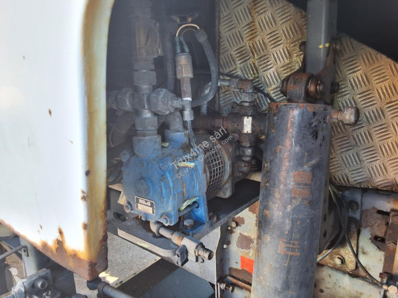 Engin de voirie Renault 220 DCI