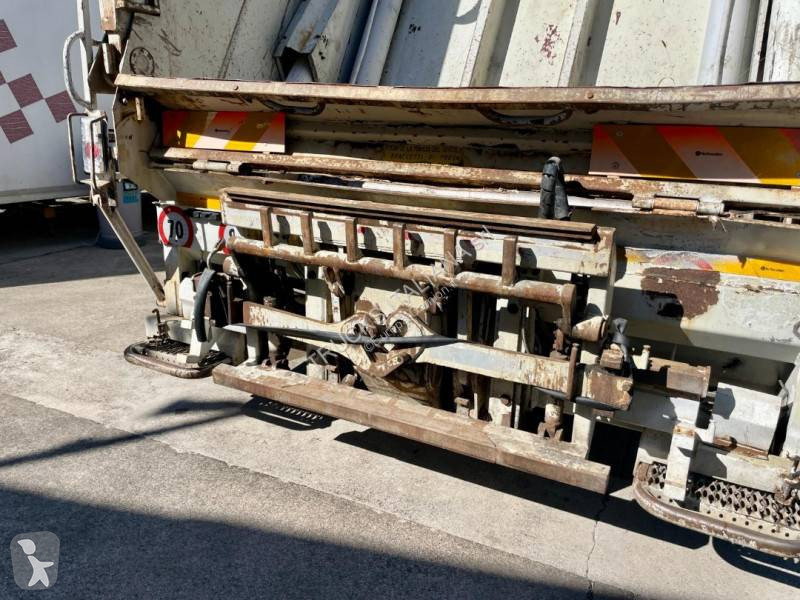 Veicolo per la pulizia delle strade Mercedes