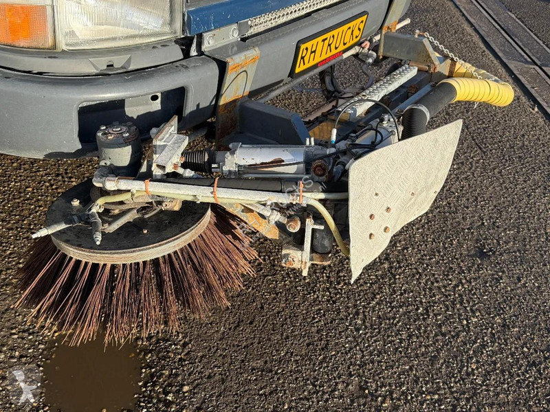 آلة لصيانة الطرق Scania P94-220 4X2 SWEEPER /...