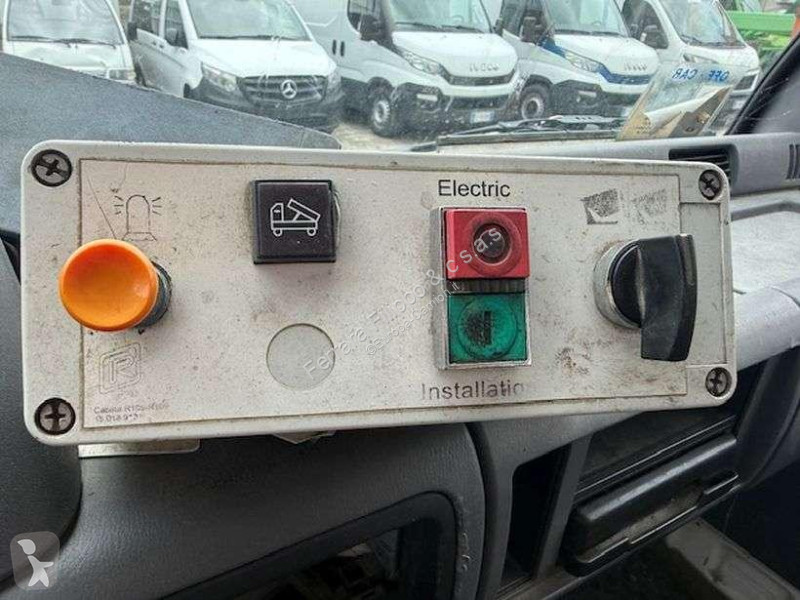 آلة لصيانة الطرق Nissan