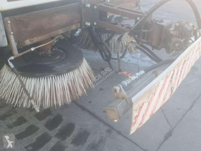 Veicolo per la pulizia delle strade Unieco 40.6T