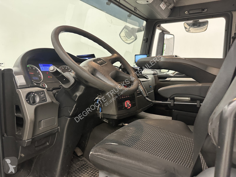 Engin de voirie MAN 26.320