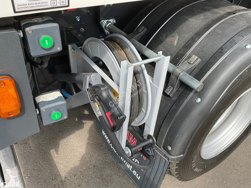 آلة لصيانة الطرق DAF FA  230 Johnston VT 650