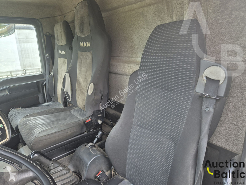 Engin de voirie MAN 18.250