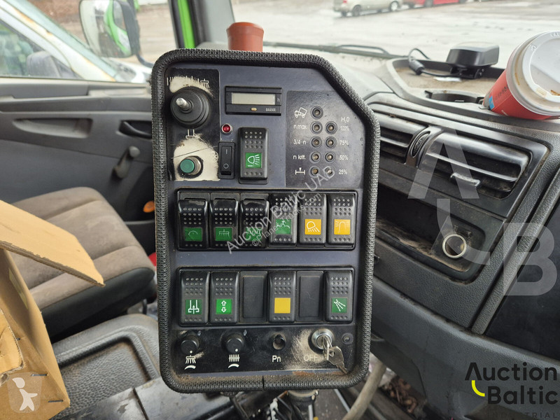 Engin de voirie Mercedes 1216