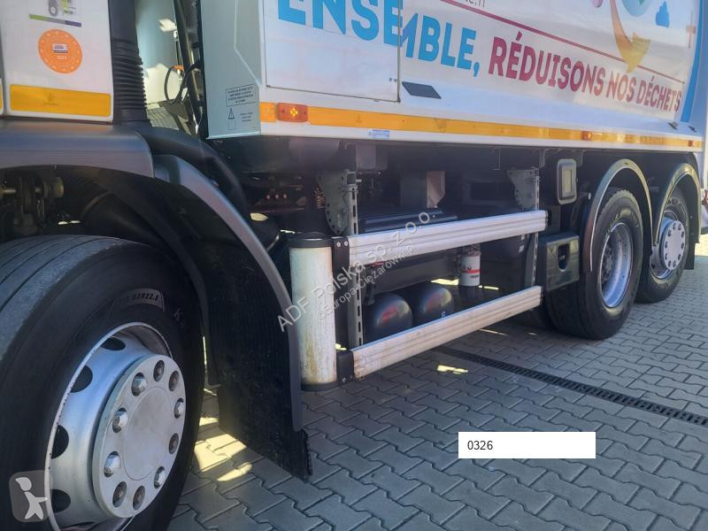 Vehículo de limpieza viaria Renault D Wide /...