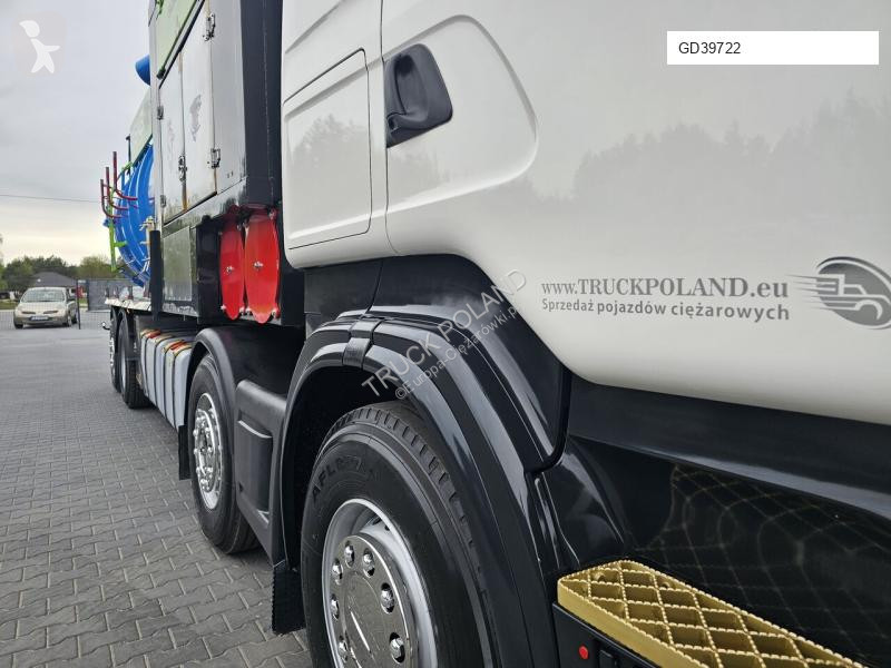 Veicolo per la pulizia delle strade Scania...
