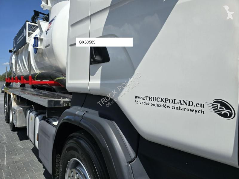 Veicolo per la pulizia delle strade Scania...