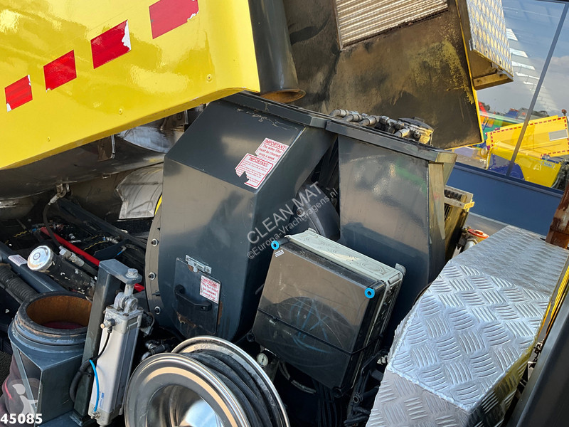 Gemeentevoertuig Mitsubishi 7C15 Brock sweeper...