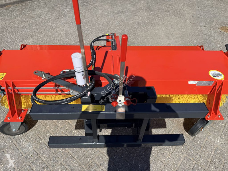 آلة لصيانة الطرق  K600-240 Veegmachine