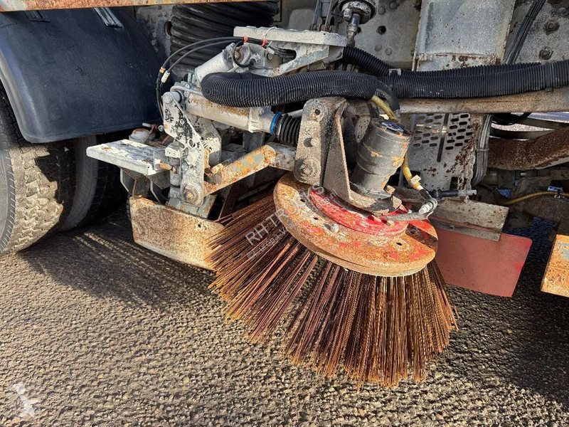 آلة لصيانة الطرق Scania P94-220 4X2 SWEEPER /...