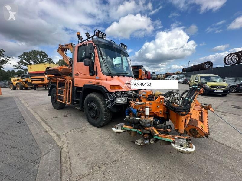 آلة لصيانة الطرق Mercedes Unimog 405/12...