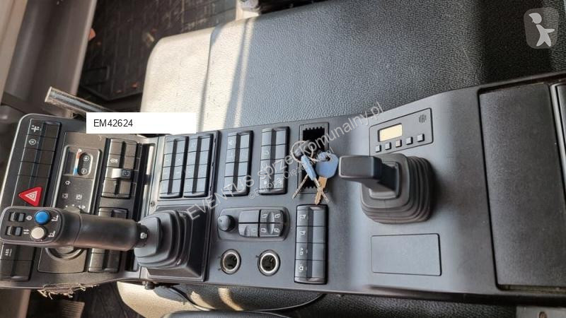 آلة لصيانة الطرق Mercedes Unimog U527