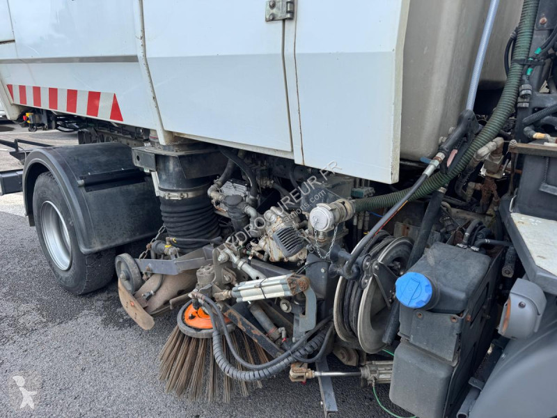 آلة لصيانة الطرق Renault 220