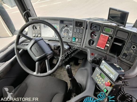 Veicolo per la pulizia delle strade