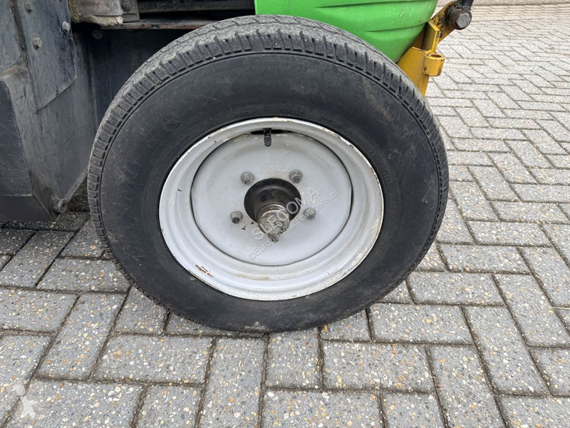 Útfenntartó-és-karbantartógép  285 Veegmachine