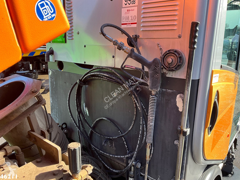 Bucher Schoerling Citycat 2020 with 3-rd brush...