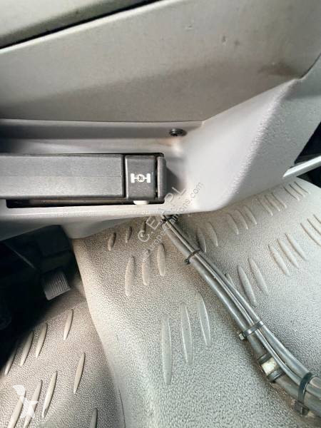 آلة لصيانة الطرق Renault 220 DCI