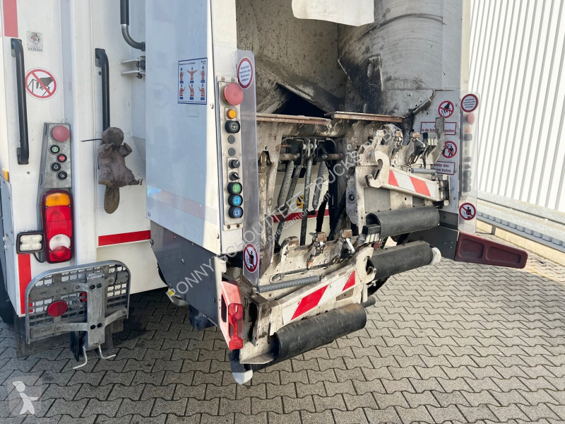 Veicolo per la pulizia delle strade Mercedes...