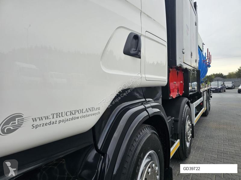 Veicolo per la pulizia delle strade Scania...