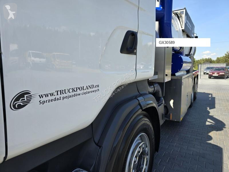 Veicolo per la pulizia delle strade Scania...